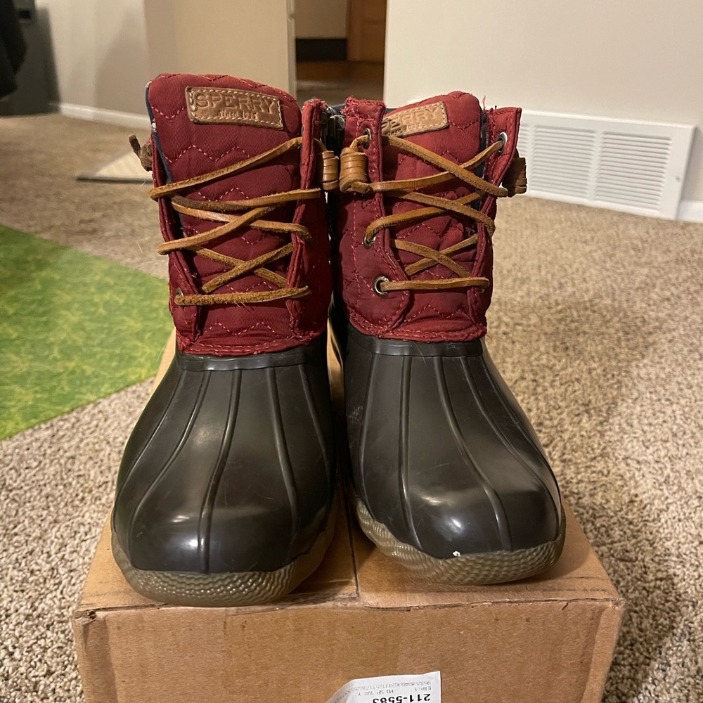 Woman’s sperry boots